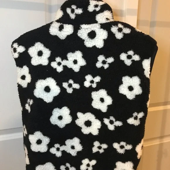HYFVE Women’s B&W Flower Power Geo Sherpa Zip Up Vest with pockets size S NWOT - Picture 11 of 16